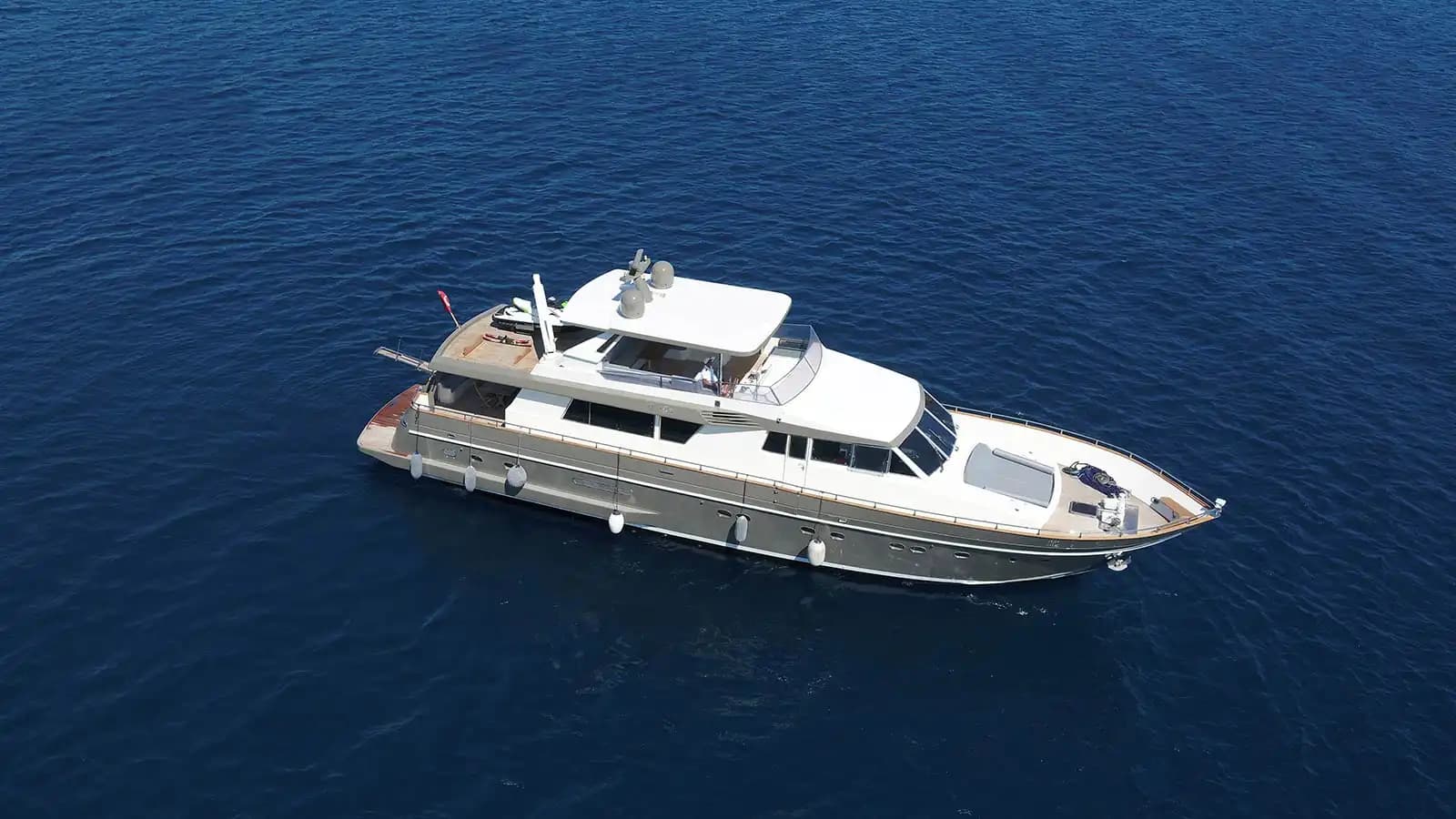 Bodrum'dan Marmaris'e, Zarif Tasarımlı 26 Metre, 4 Kabinli Lüks Motoryat - Yatta Kurumsal Toplantı