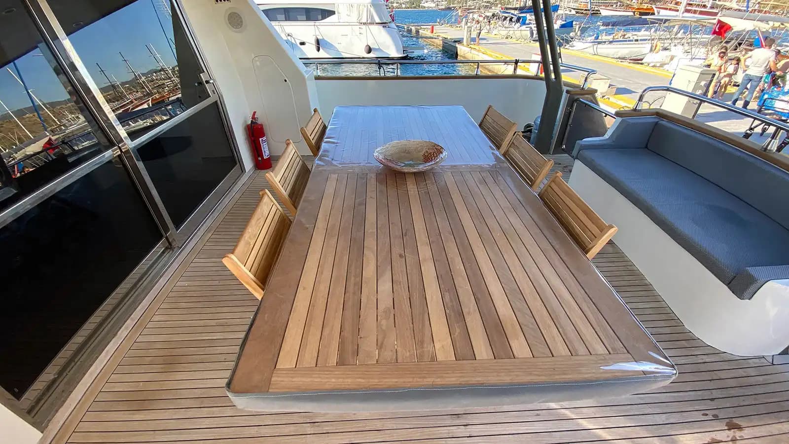 Bodrum'dan Marmaris'e, Zarif Tasarımlı 26 Metre, 4 Kabinli Lüks Motoryat 13