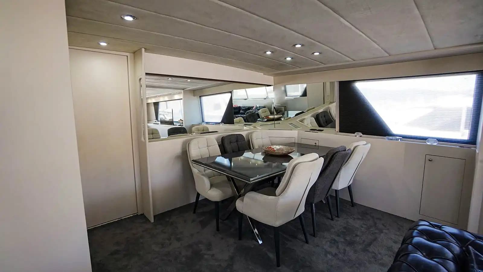 Bodrum'dan Marmaris'e, Zarif Tasarımlı 26 Metre, 4 Kabinli Lüks Motoryat 16