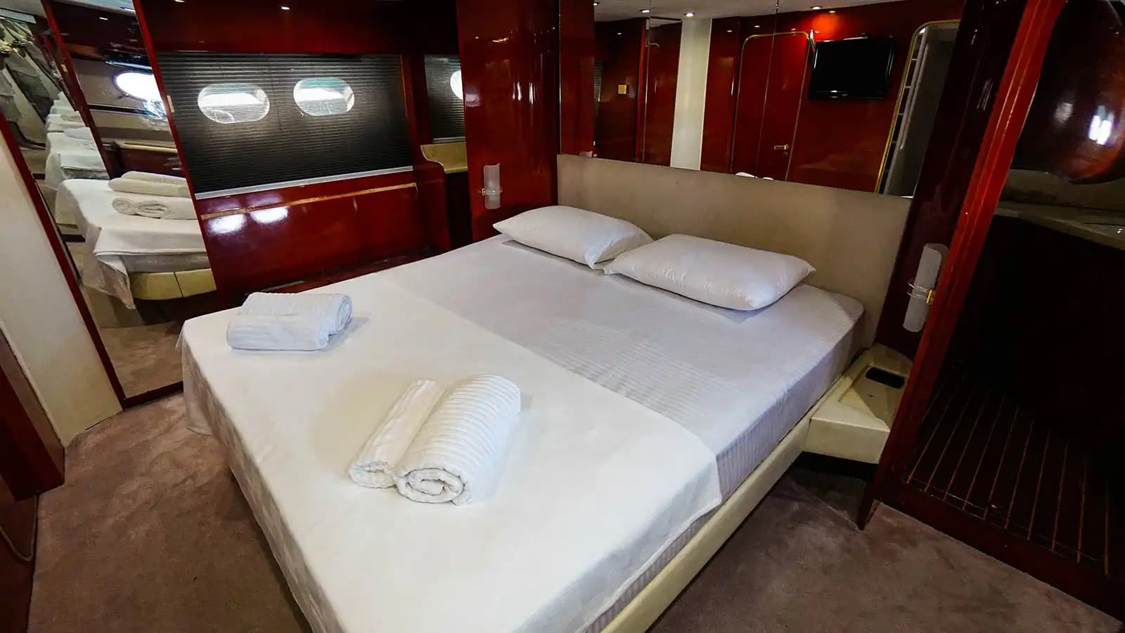 Bodrum'dan Marmaris'e, Zarif Tasarımlı 26 Metre, 4 Kabinli Lüks Motoryat 17
