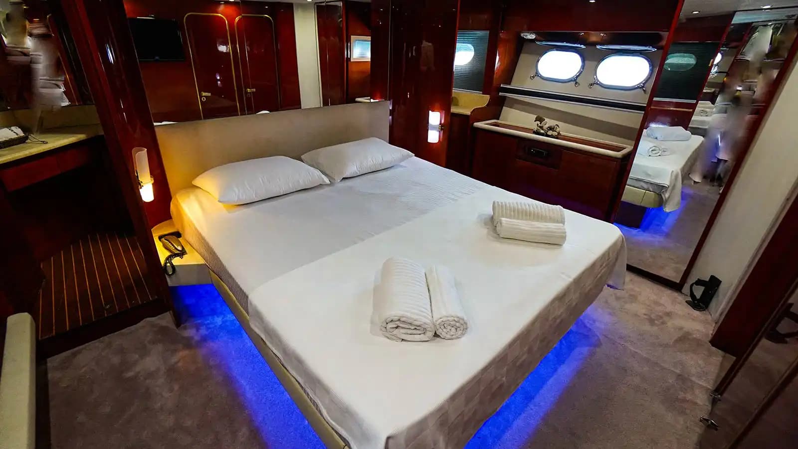 Bodrum'dan Marmaris'e, Zarif Tasarımlı 26 Metre, 4 Kabinli Lüks Motoryat 18