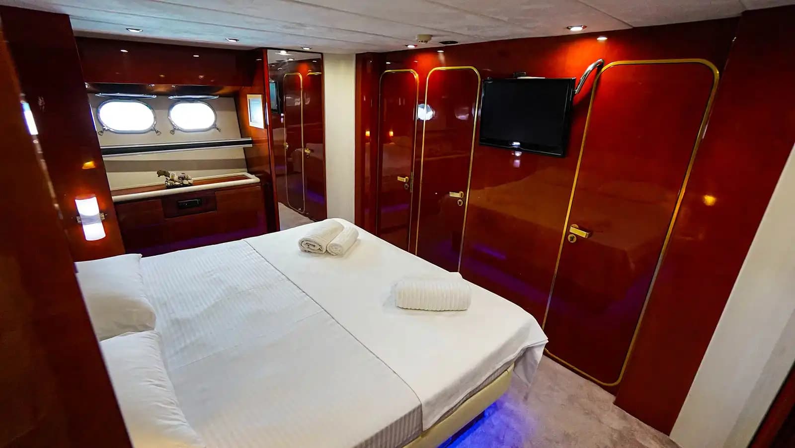 Bodrum'dan Marmaris'e, Zarif Tasarımlı 26 Metre, 4 Kabinli Lüks Motoryat 19