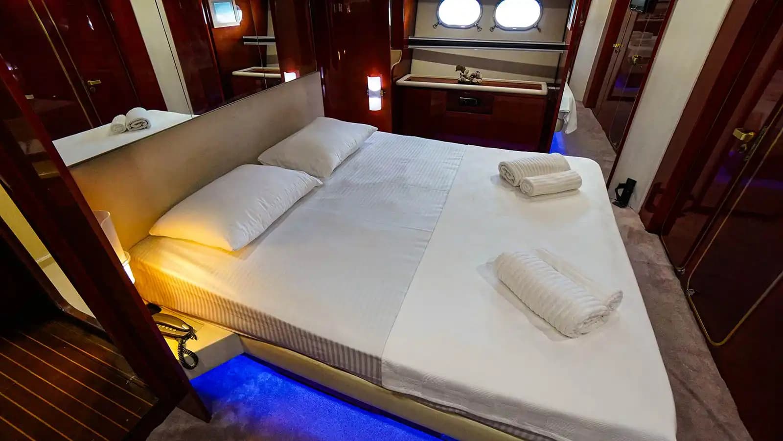 Bodrum'dan Marmaris'e, Zarif Tasarımlı 26 Metre, 4 Kabinli Lüks Motoryat 20