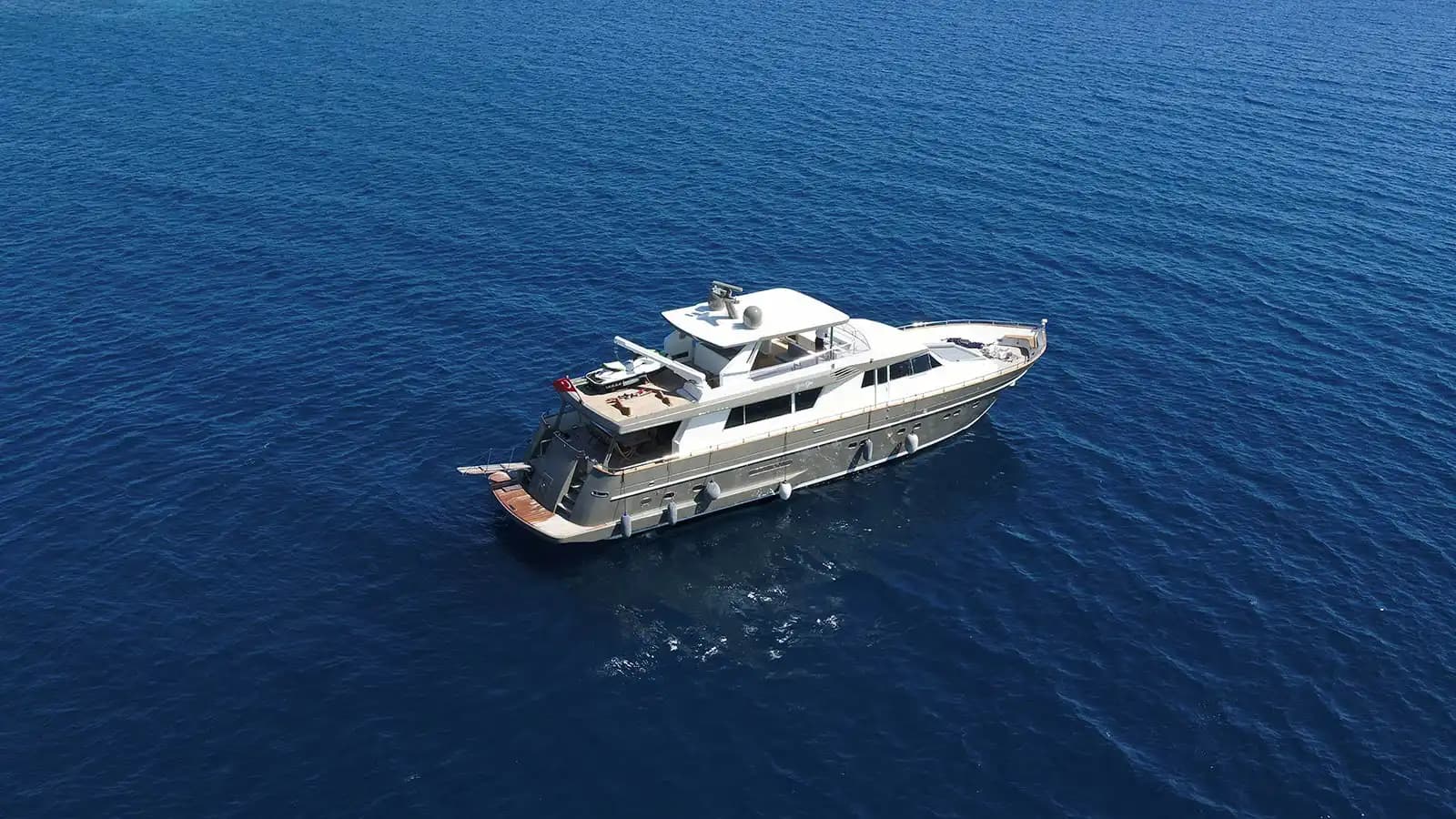 Bodrum'dan Marmaris'e, Zarif Tasarımlı 26 Metre, 4 Kabinli Lüks Motoryat 8