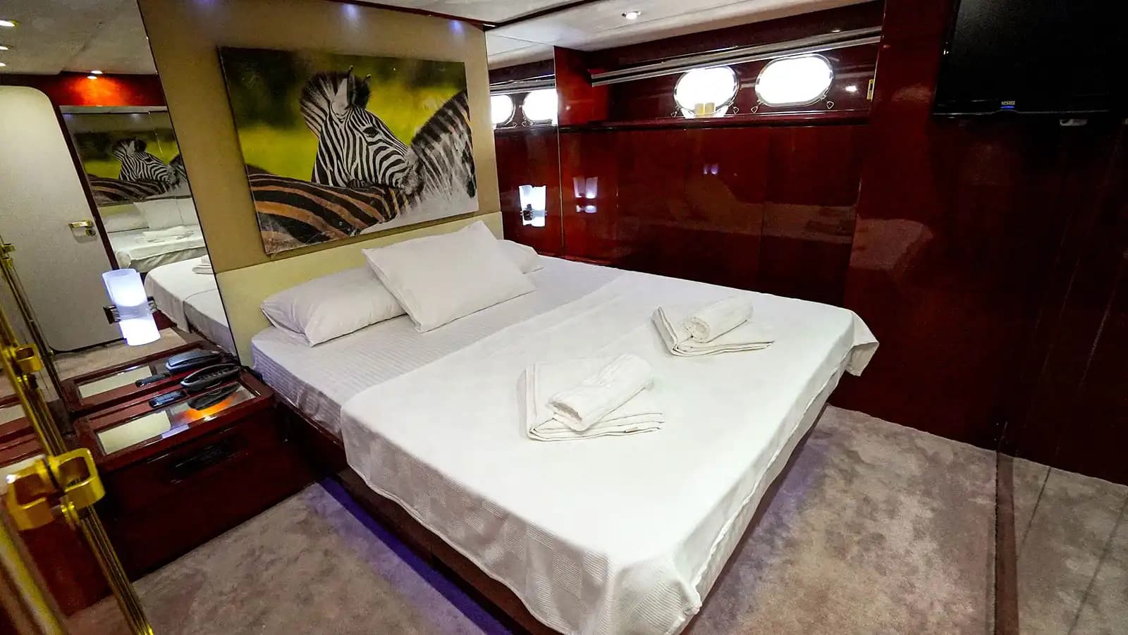 Bodrum'dan Marmaris'e, Zarif Tasarımlı 26 Metre, 4 Kabinli Lüks Motoryat 22