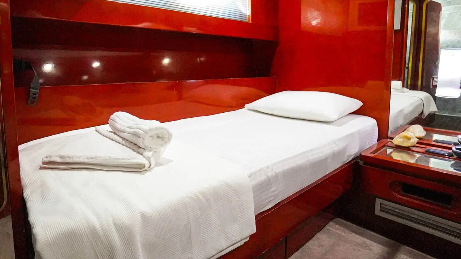 Bodrum'dan Marmaris'e, Zarif Tasarımlı 26 Metre, 4 Kabinli Lüks Motoryat 23