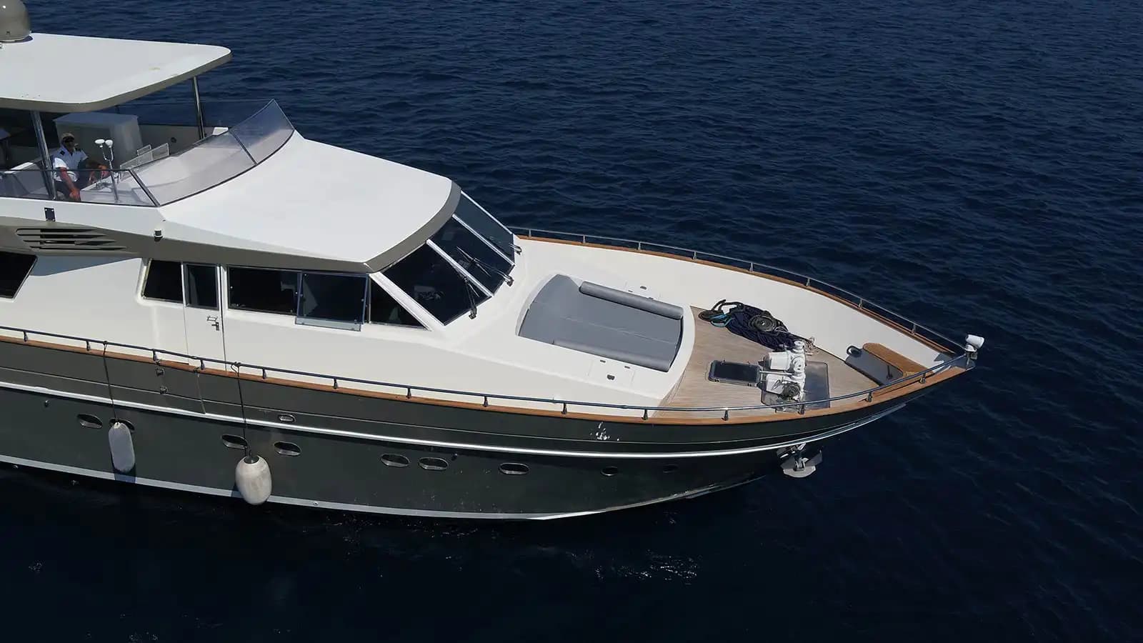 Bodrum'dan Marmaris'e, Zarif Tasarımlı 26 Metre, 4 Kabinli Lüks Motoryat 7