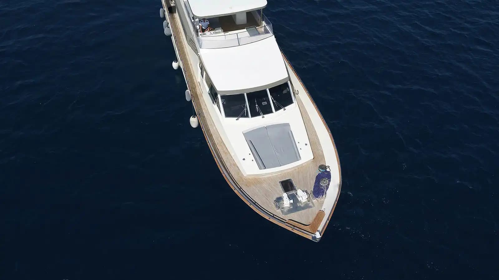 Bodrum'dan Marmaris'e, Zarif Tasarımlı 26 Metre, 4 Kabinli Lüks Motoryat 9