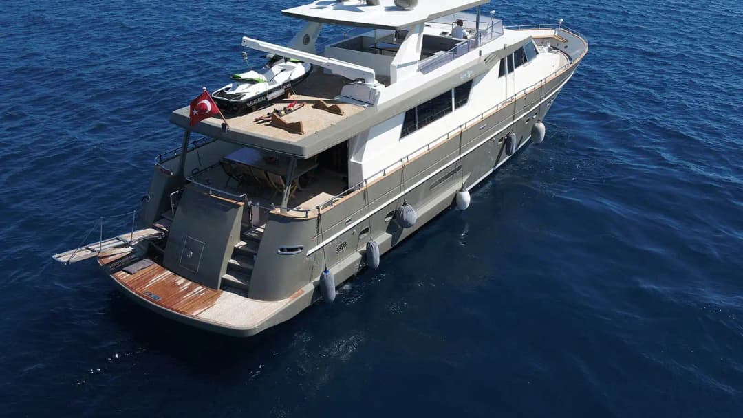 Bodrum'dan Marmaris'e, Zarif Tasarımlı 26 Metre, 4 Kabinli Lüks Motoryat