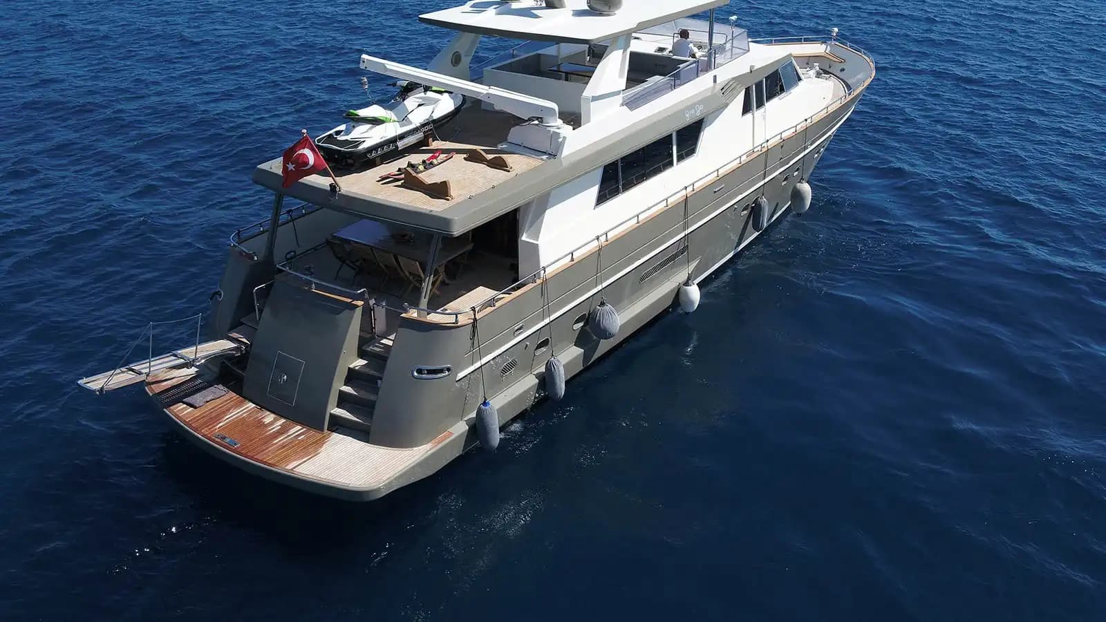 Bodrum'dan Marmaris'e, Zarif Tasarımlı 26 Metre, 4 Kabinli Lüks Motoryat 2
