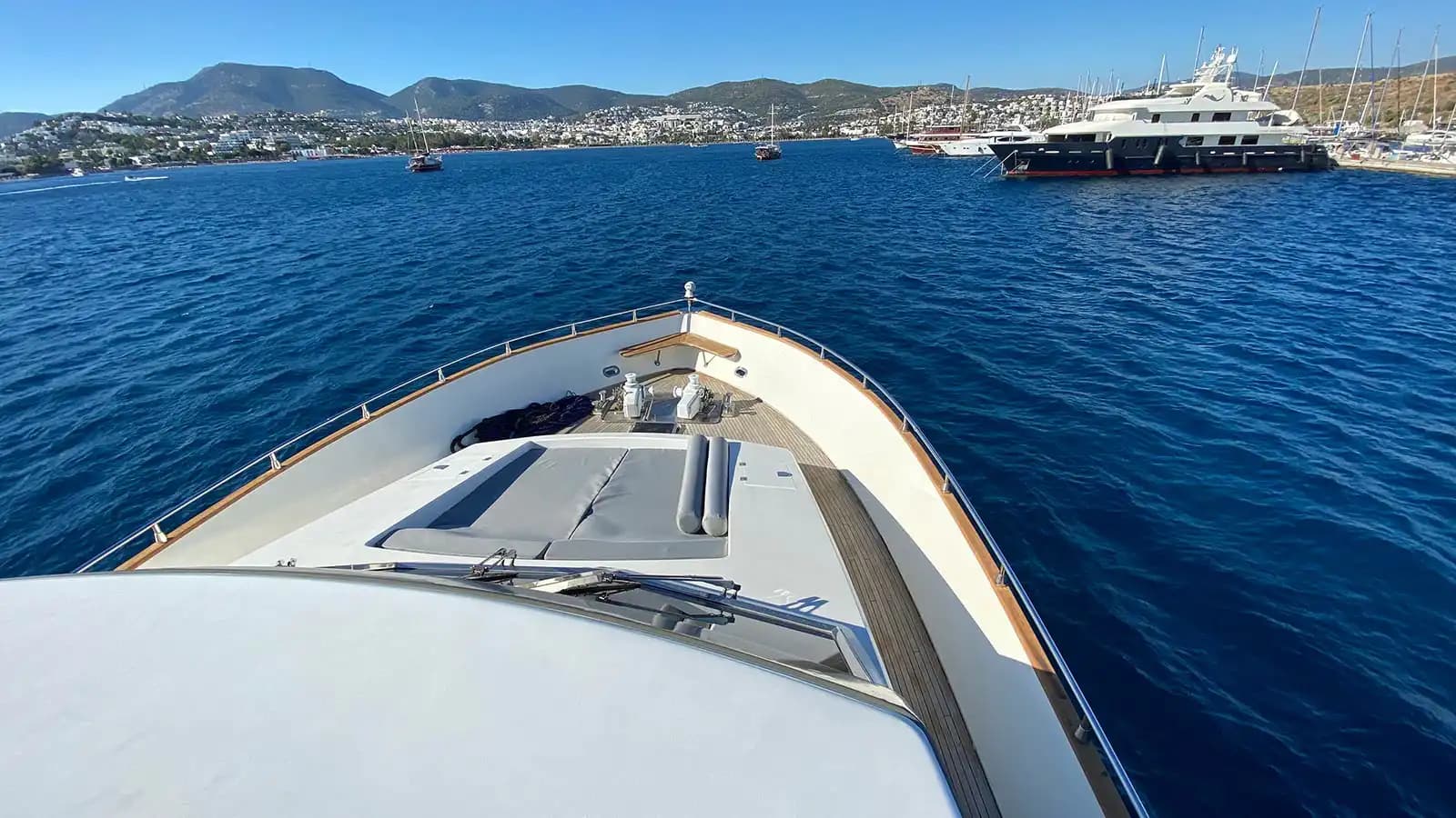 Bodrum'dan Marmaris'e, Zarif Tasarımlı 26 Metre, 4 Kabinli Lüks Motoryat 11