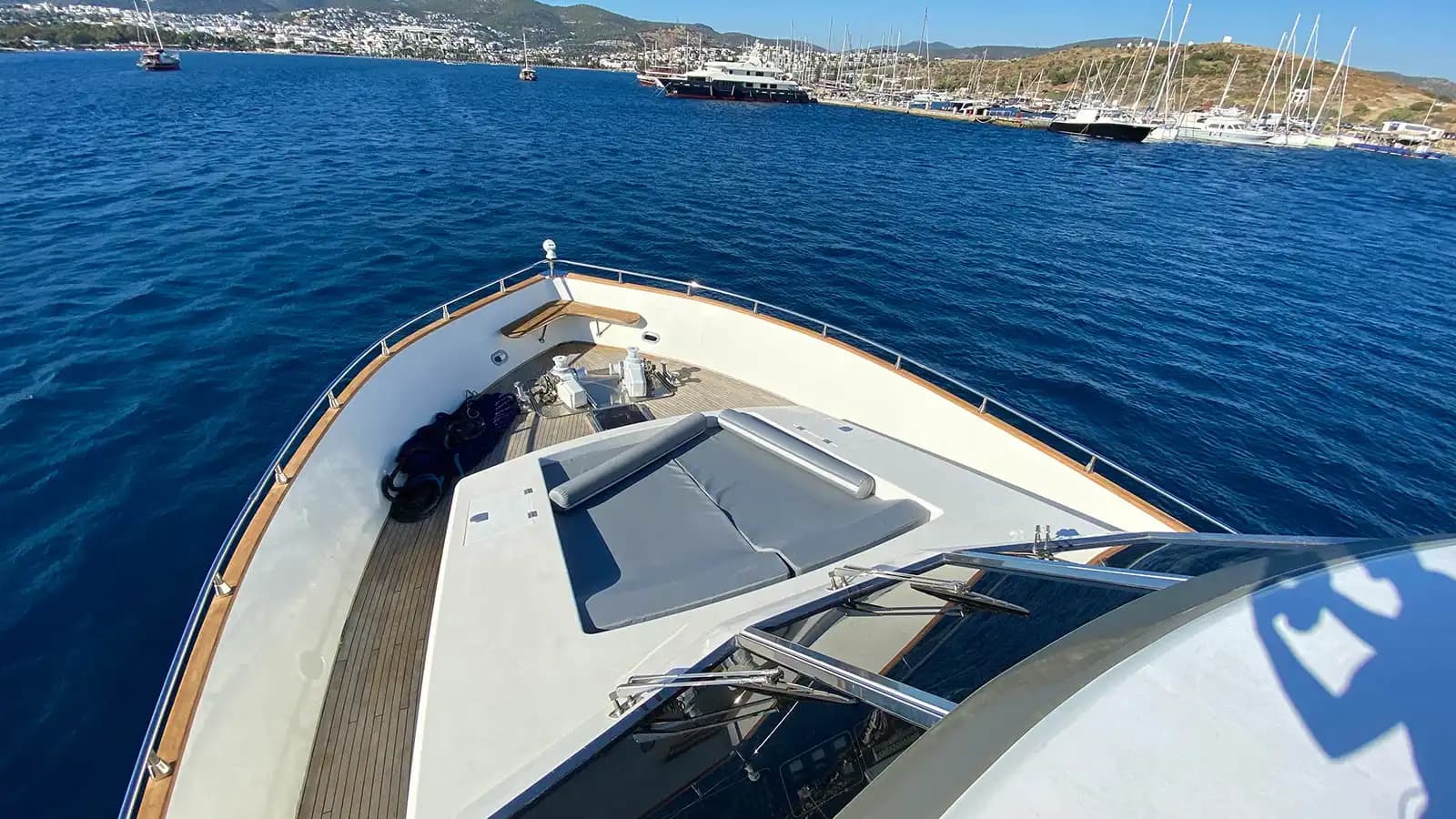 Bodrum'dan Marmaris'e, Zarif Tasarımlı 26 Metre, 4 Kabinli Lüks Motoryat 10