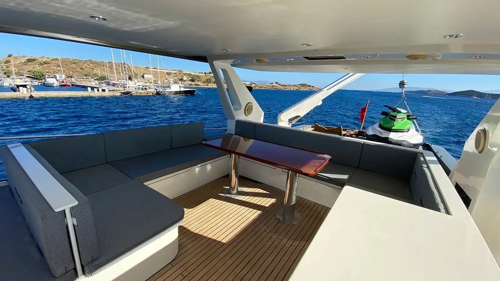 Bodrum'dan Marmaris'e, Zarif Tasarımlı 26 Metre, 4 Kabinli Lüks Motoryat 12
