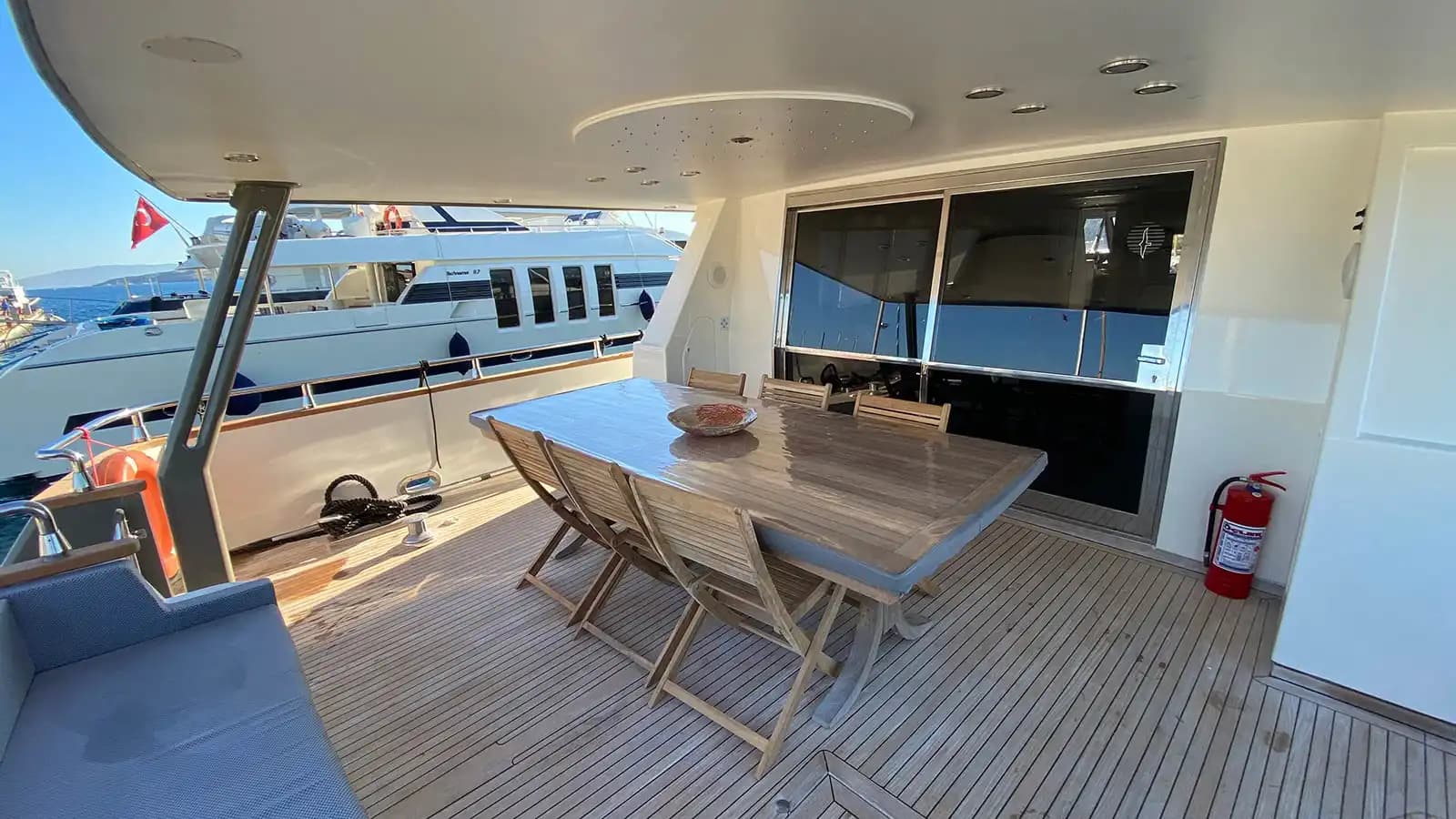 Bodrum'dan Marmaris'e, Zarif Tasarımlı 26 Metre, 4 Kabinli Lüks Motoryat 3