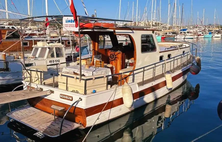 Bodrum’un Masmavi Denizinde, 12 Metre Uzunluğunda, 8 Kişilik Şık ve Fonksiyonel Tekne 9