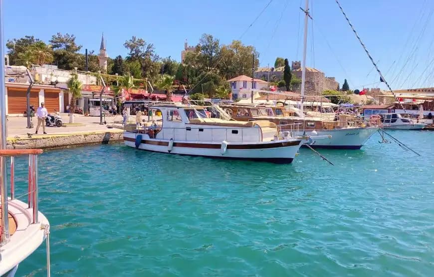Bodrum’un Masmavi Denizinde, 12 Metre Uzunluğunda, 8 Kişilik Şık ve Fonksiyonel Tekne 7