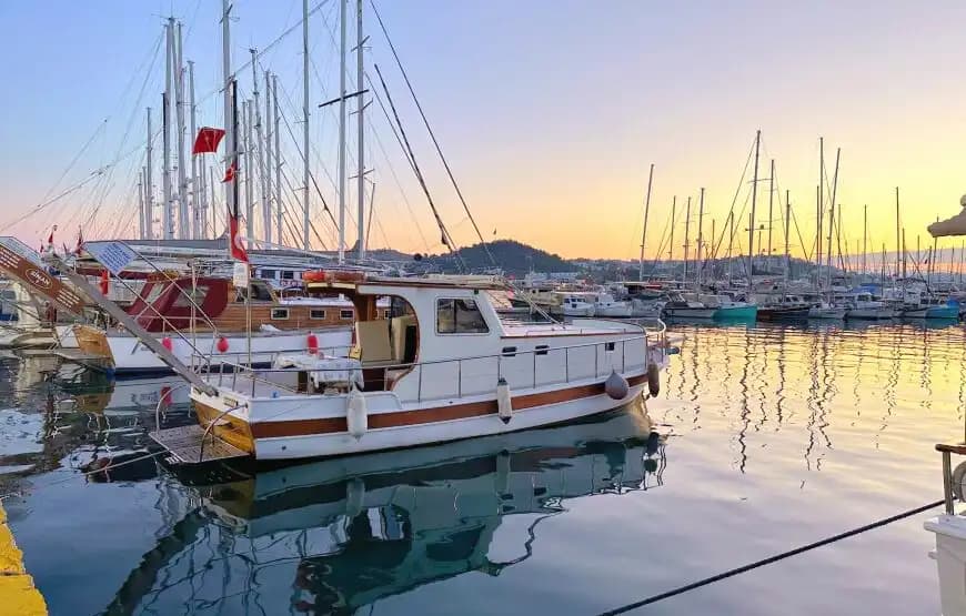 Bodrum’un Masmavi Denizinde, 12 Metre Uzunluğunda, 8 Kişilik Şık ve Fonksiyonel Tekne 3