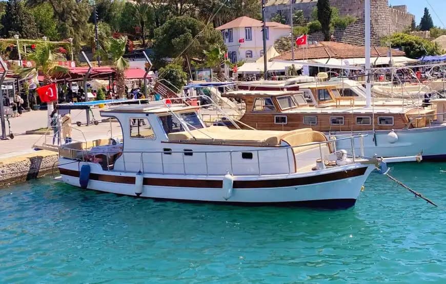 Bodrum’un Masmavi Denizinde, 12 Metre Uzunluğunda, 8 Kişilik Şık ve Fonksiyonel Tekne 2