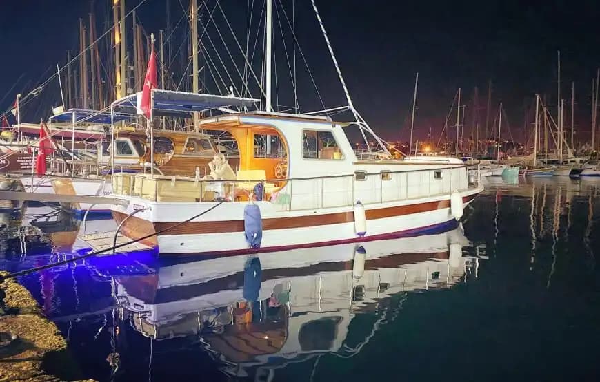 Bodrum’un Masmavi Denizinde, 12 Metre Uzunluğunda, 8 Kişilik Şık ve Fonksiyonel Tekne 8
