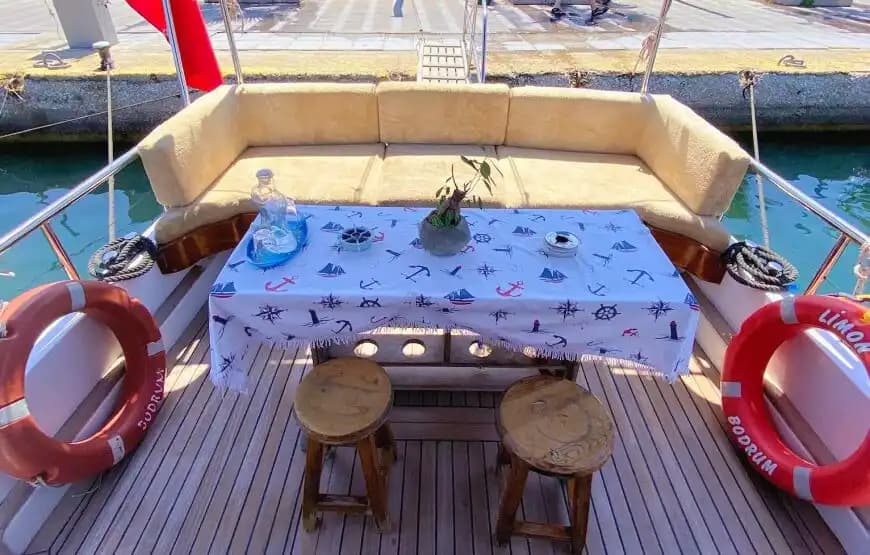 Bodrum’un Masmavi Denizinde, 12 Metre Uzunluğunda, 8 Kişilik Şık ve Fonksiyonel Tekne 10