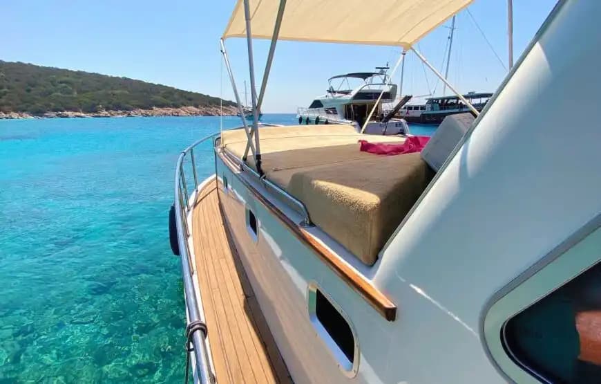 Bodrum’un Masmavi Denizinde, 12 Metre Uzunluğunda, 8 Kişilik Şık ve Fonksiyonel Tekne 6