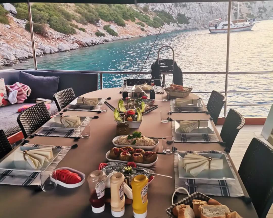 Bozburun'un Eşsiz Koylarını 4 Kabin ve 8 Kişilik Kapasiteli 9 metrelik Gulet ile Keşfedin