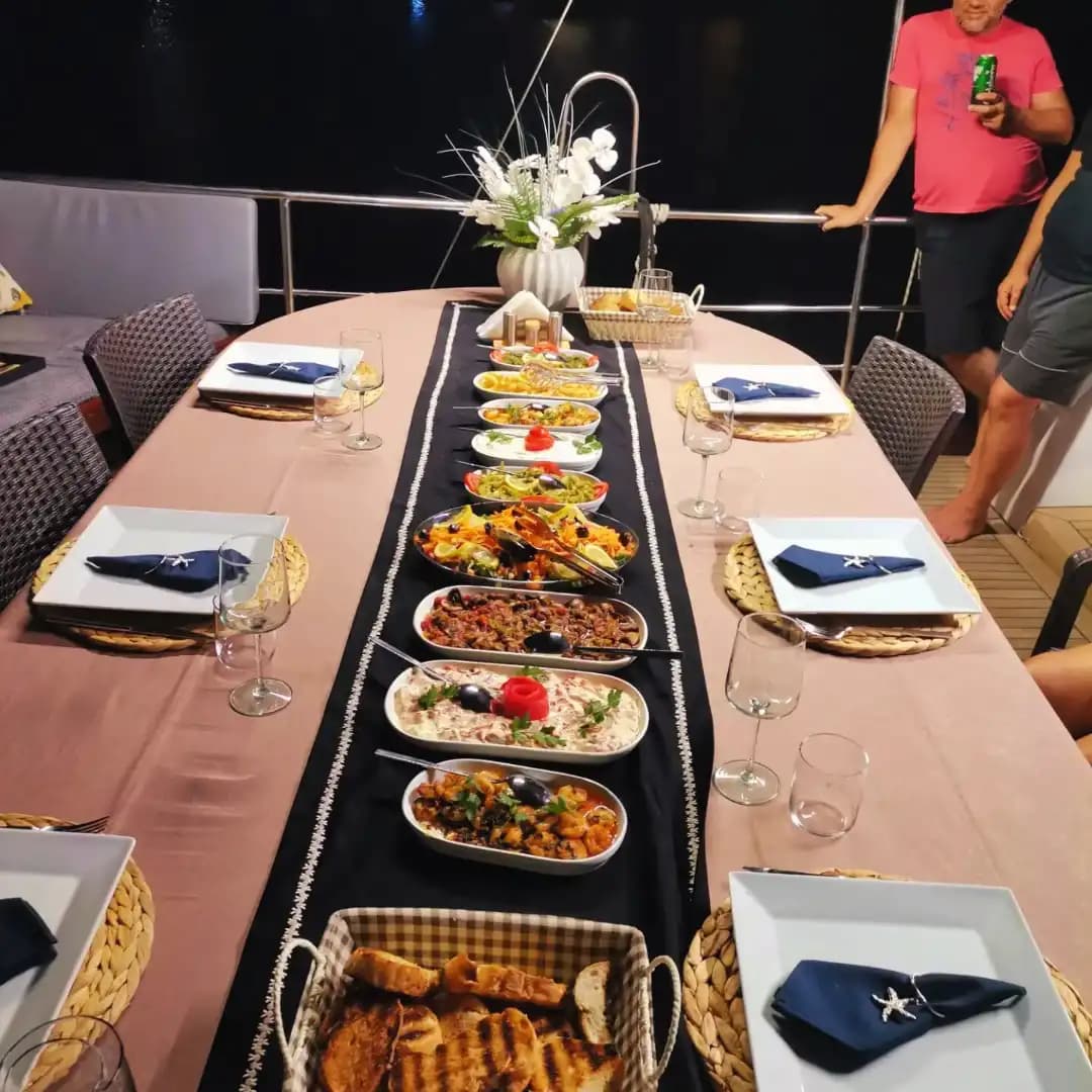 Bozburun'un Eşsiz Koylarını 4 Kabin ve 8 Kişilik Kapasiteli 9 metrelik Gulet ile Keşfedin 8
