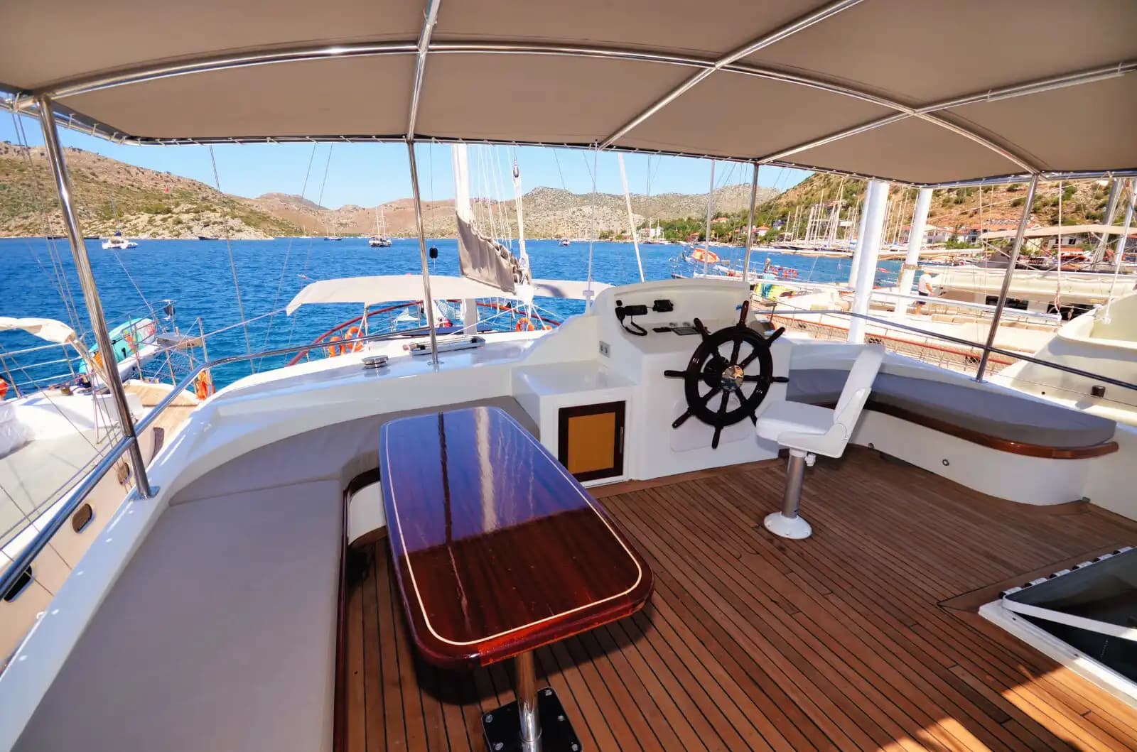 Marmaris Bozburun'da 6 Kabinli 12 Kişilik 24 Metrelik Gulet 8