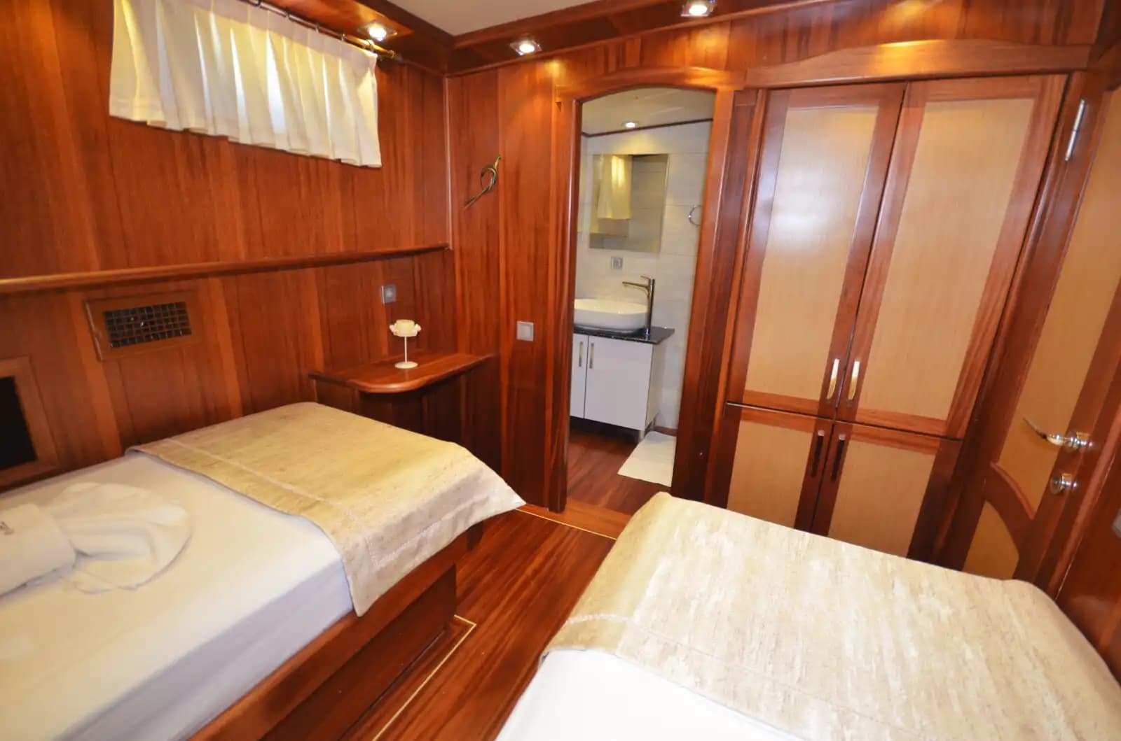 Marmaris Bozburun'da 6 Kabinli 12 Kişilik 24 Metrelik Gulet 6