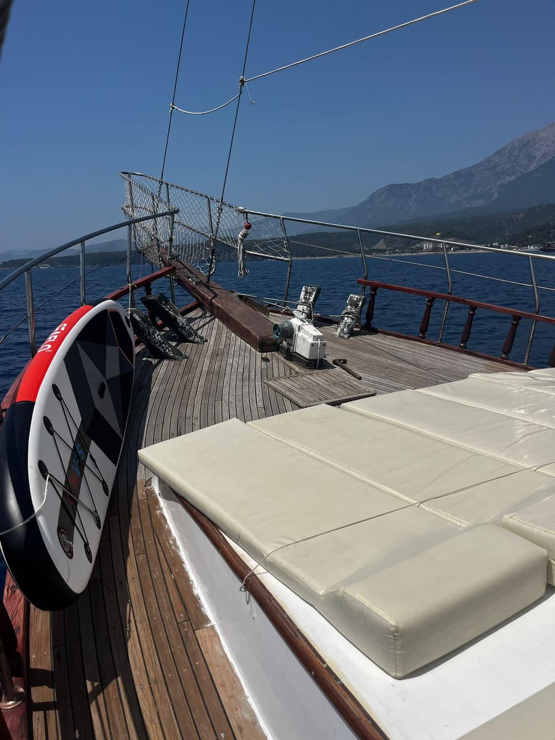 Aile ve Grup Etkinlikleri İçin Kemer’de Geniş Tekne Kiralama