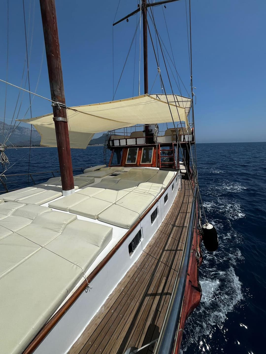 Aile ve Grup Etkinlikleri İçin Kemer’de Geniş Tekne Kiralama