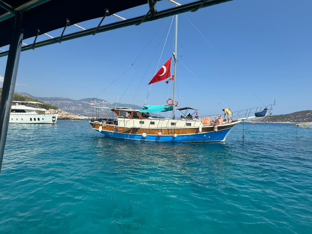 Kalkan'ın Berrak Sularında 12 Kişilik 15 Metrelik Standart Gulet ile Tüm Gün Kiralama, Günbatımı Turları ve Unutulmaz Özel Kutlamalar