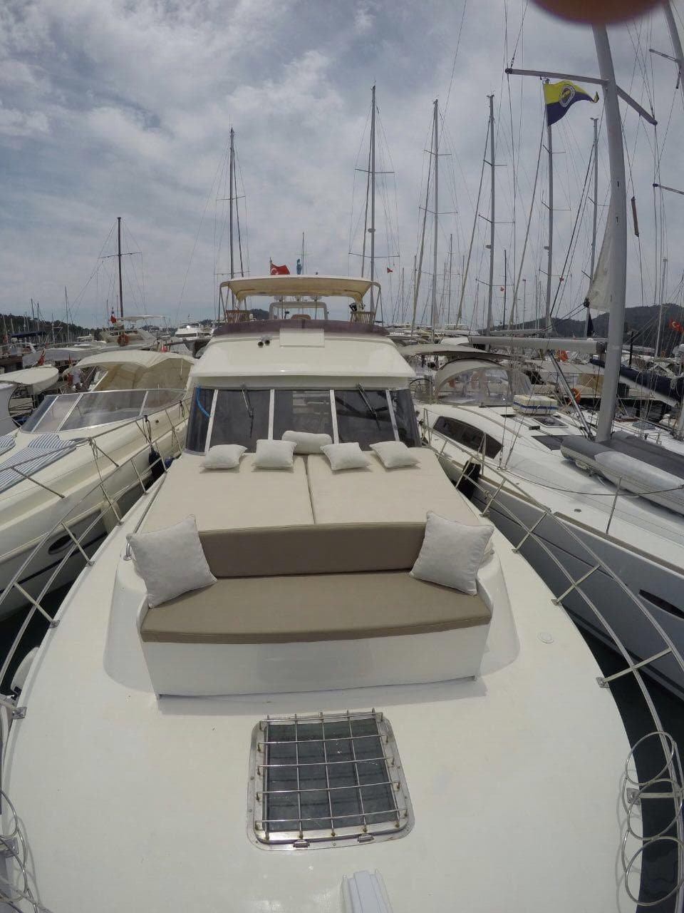 Göcek'te Lüks 13m Motor Yat Kiralama (5 Kişi) | 2 Kabin, Eşsiz Gün Batımları, Mavi Yolculuk