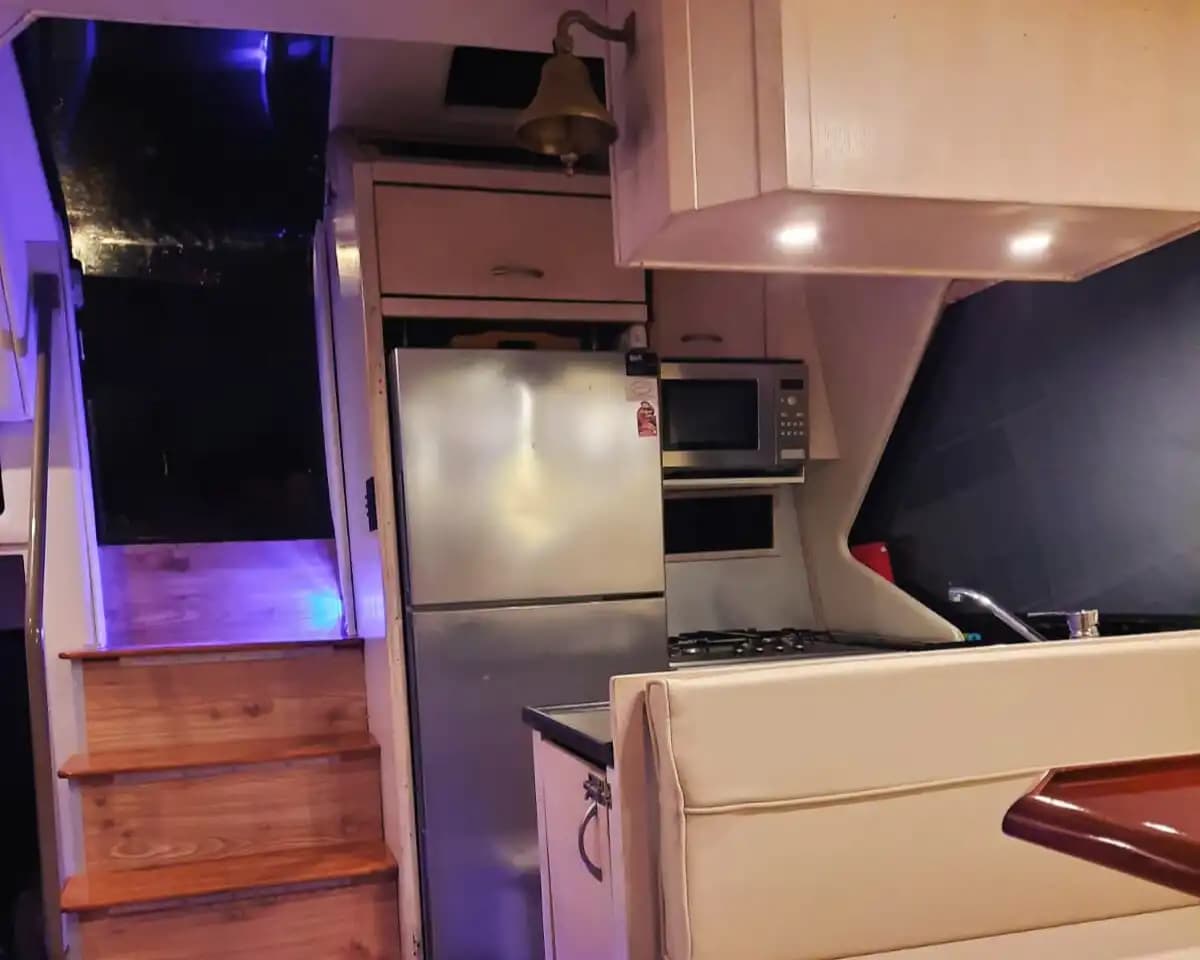 Çeşme’de Bayliner Motoryat ile Lüks Deniz Turu Deneyimi 16