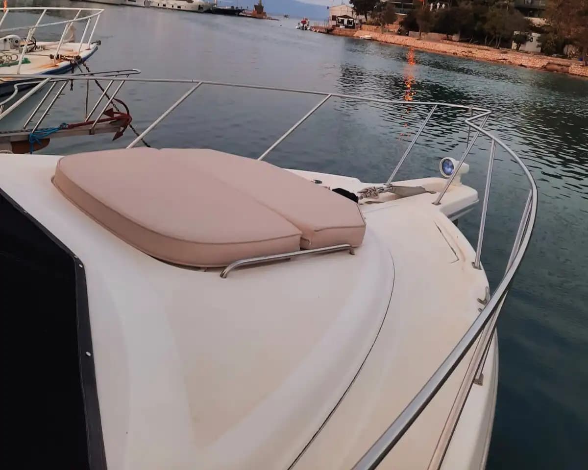 Çeşme’de Bayliner Motoryat ile Lüks Deniz Turu Deneyimi 9