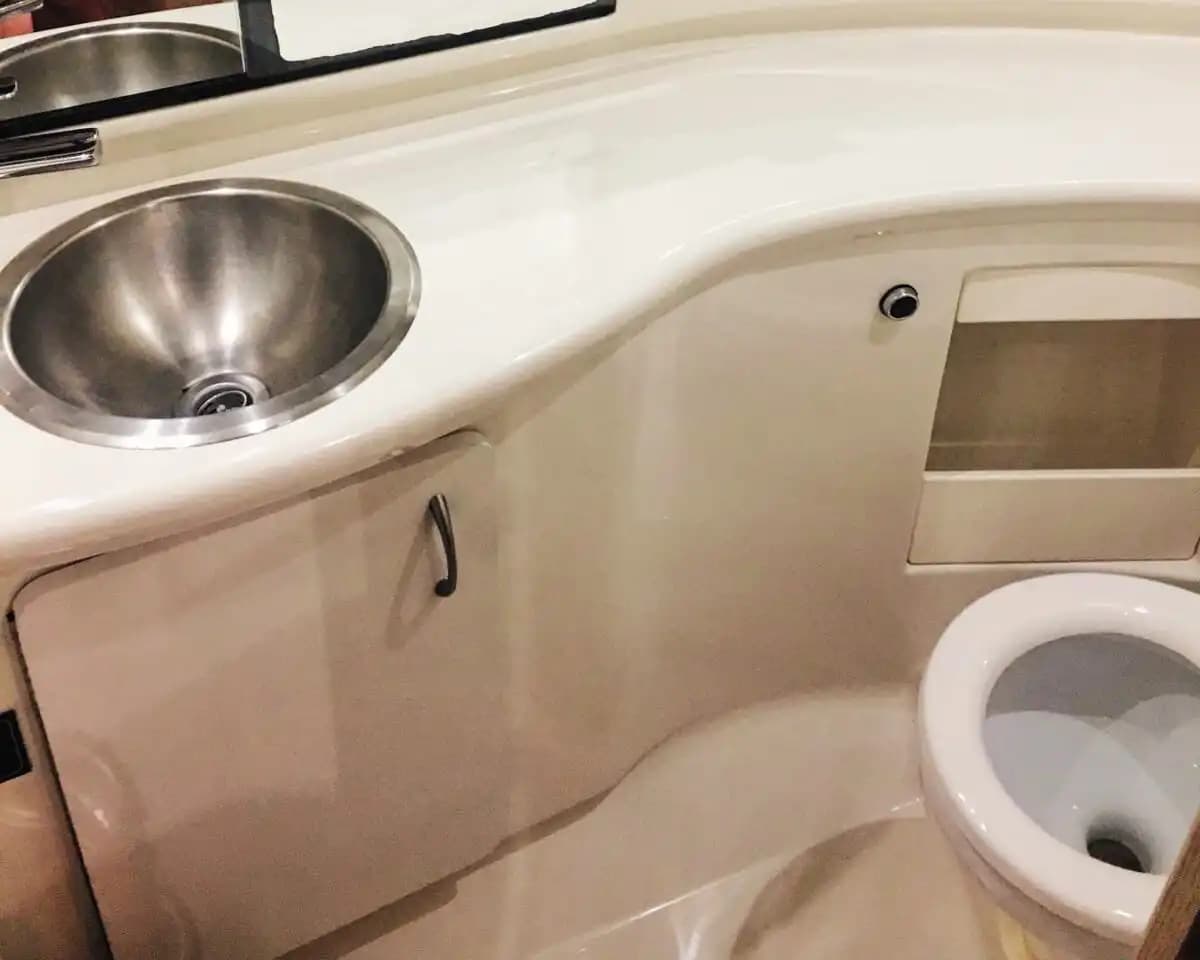Çeşme’de Bayliner Motoryat ile Lüks Deniz Turu Deneyimi 6