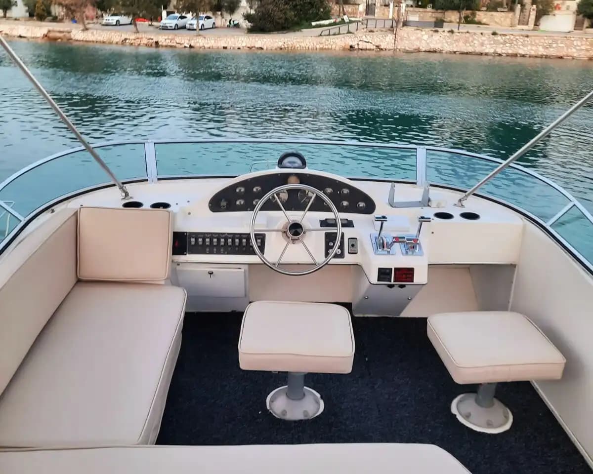 Çeşme’de Bayliner Motoryat ile Lüks Deniz Turu Deneyimi 3