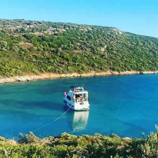 Çeşme’de Bayliner Motoryat ile Lüks Deniz Turu Deneyimi 7