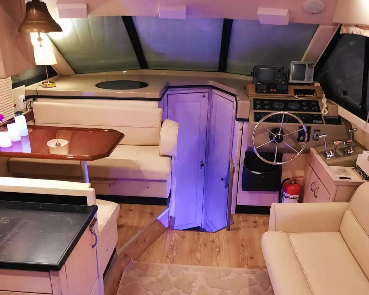 Çeşme’de Bayliner Motoryat ile Lüks Deniz Turu Deneyimi 11