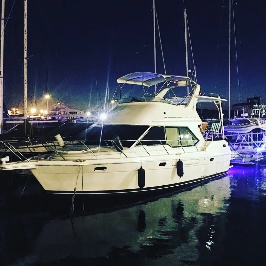 Çeşme’de Bayliner Motoryat ile Lüks Deniz Turu Deneyimi - Teknede Parti
