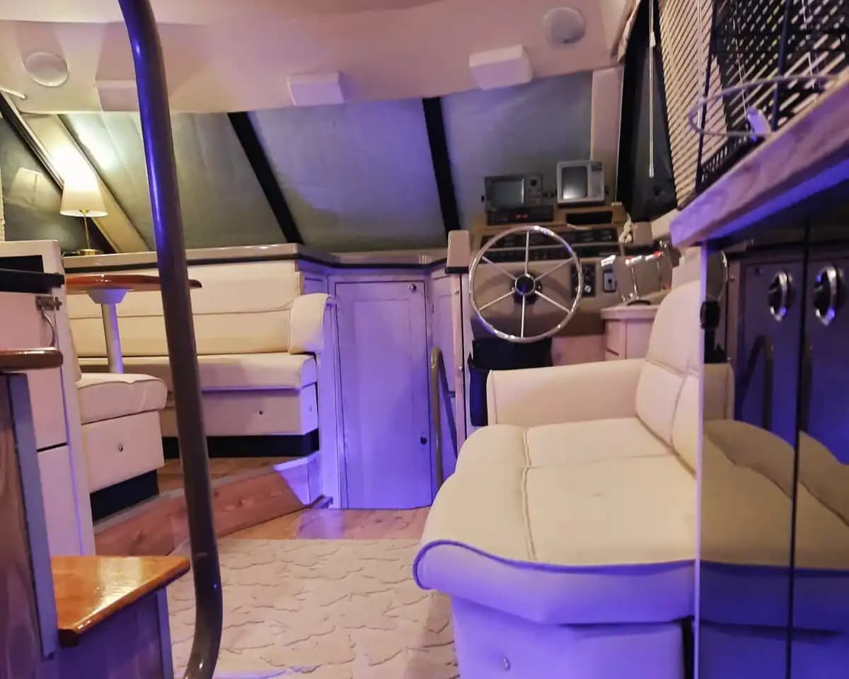 Çeşme’de Bayliner Motoryat ile Lüks Deniz Turu Deneyimi 12