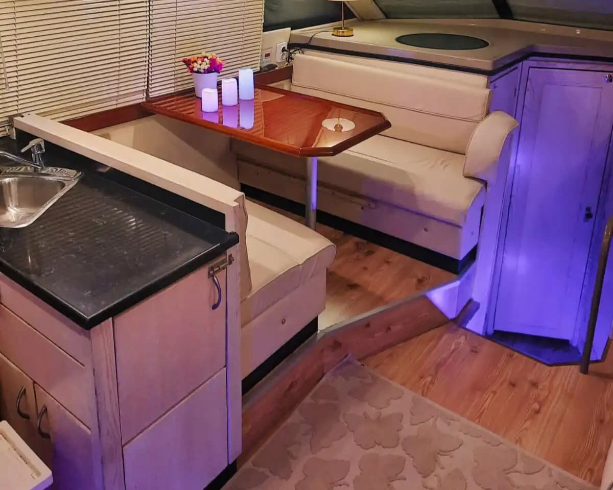 Çeşme’de Bayliner Motoryat ile Lüks Deniz Turu Deneyimi 13