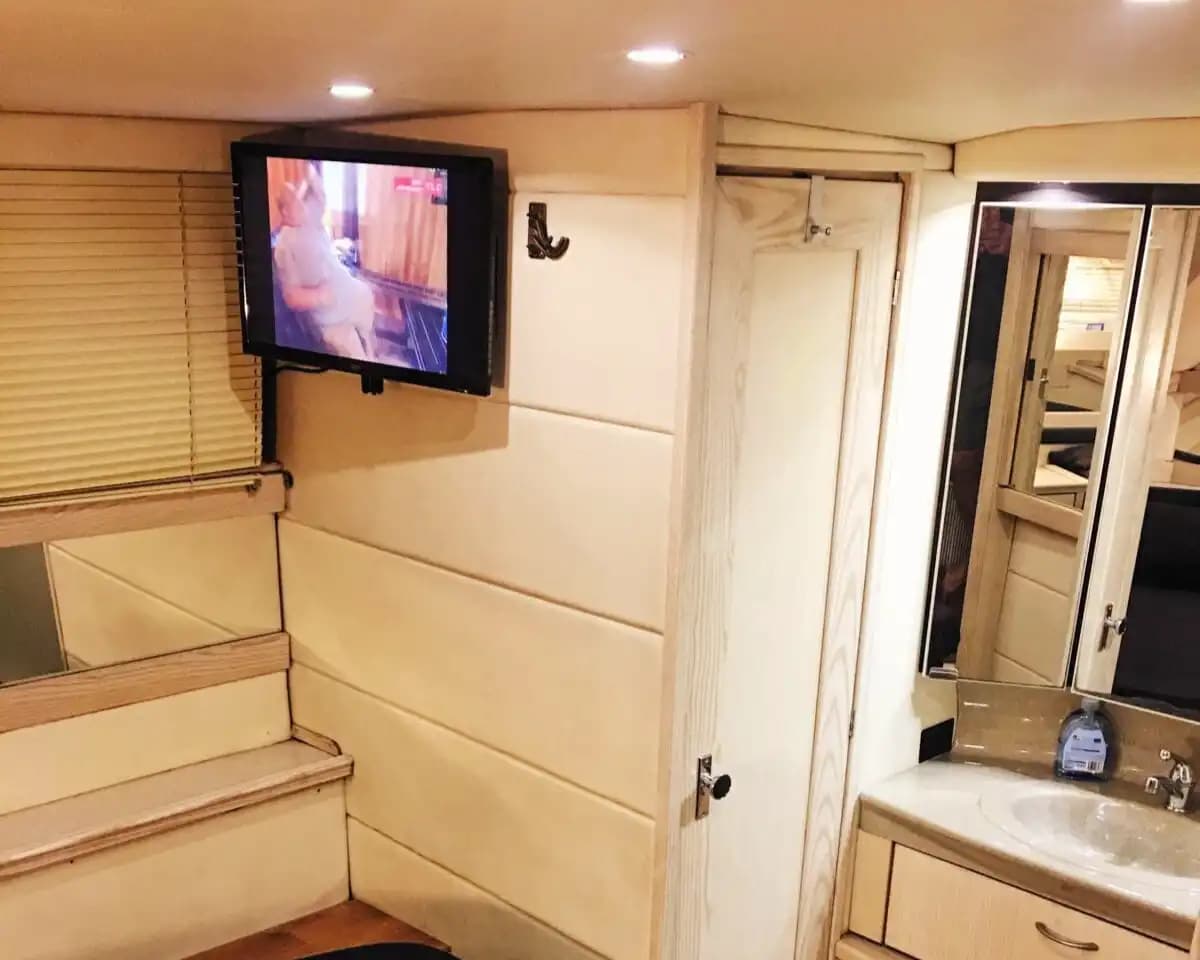 Çeşme’de Bayliner Motoryat ile Lüks Deniz Turu Deneyimi 20