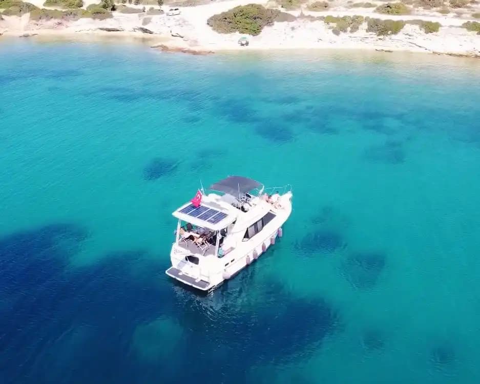 Çeşme’de Bayliner Motoryat ile Lüks Deniz Turu Deneyimi 2