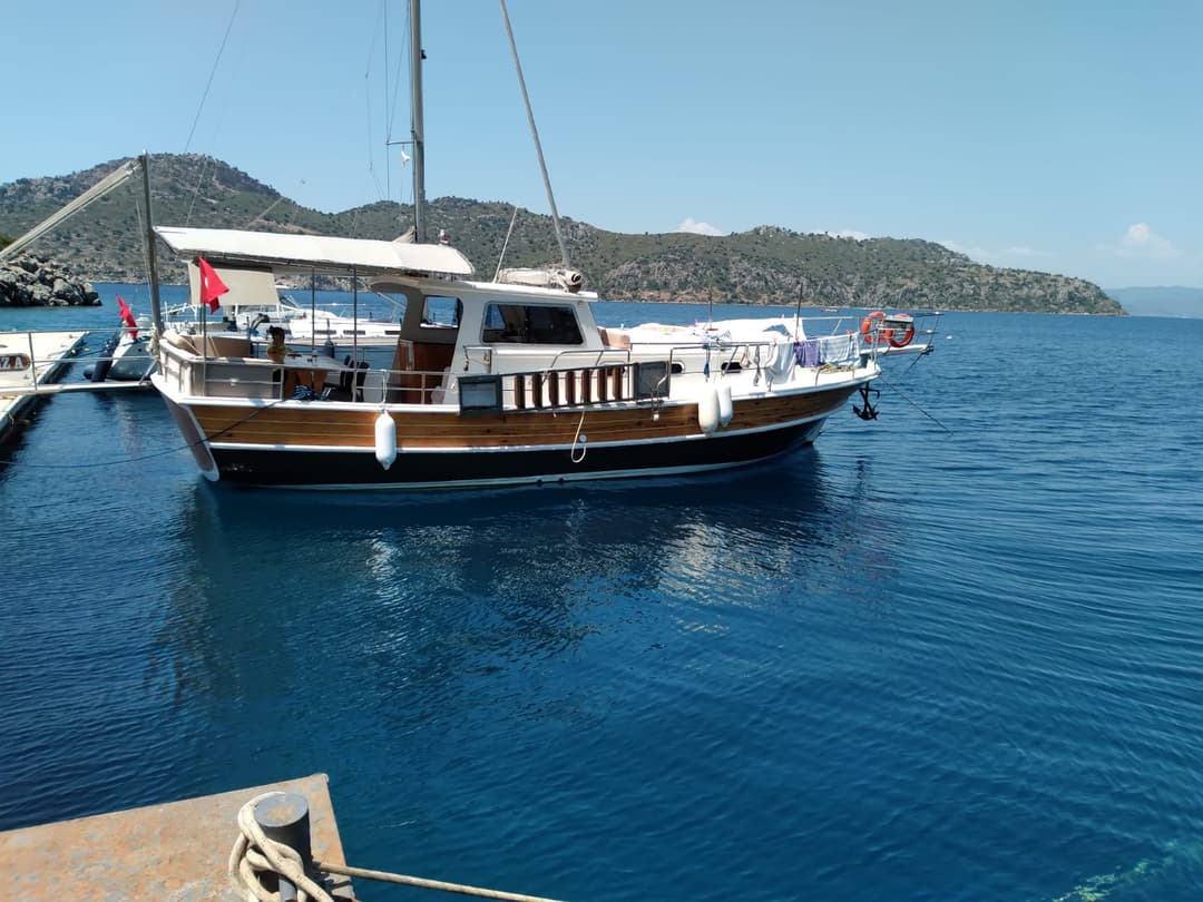 Marmaris'te Lüks 12 Metrelik Tekne Kiralama: 8 Kişilik Unutulmaz Günbatımı ve Koy Turları
