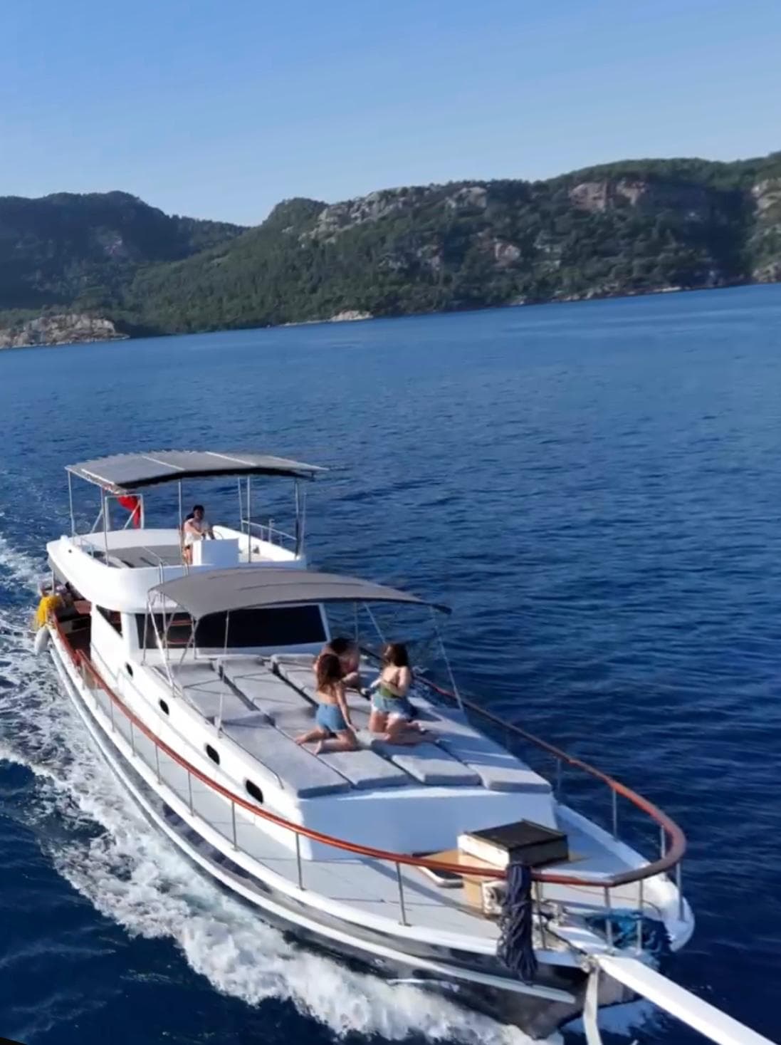 Marmaris'in 15 Metrelik Lüks Teknesi ile 7 Kişilik Unutulmaz Deniz Tatili Deneyimi