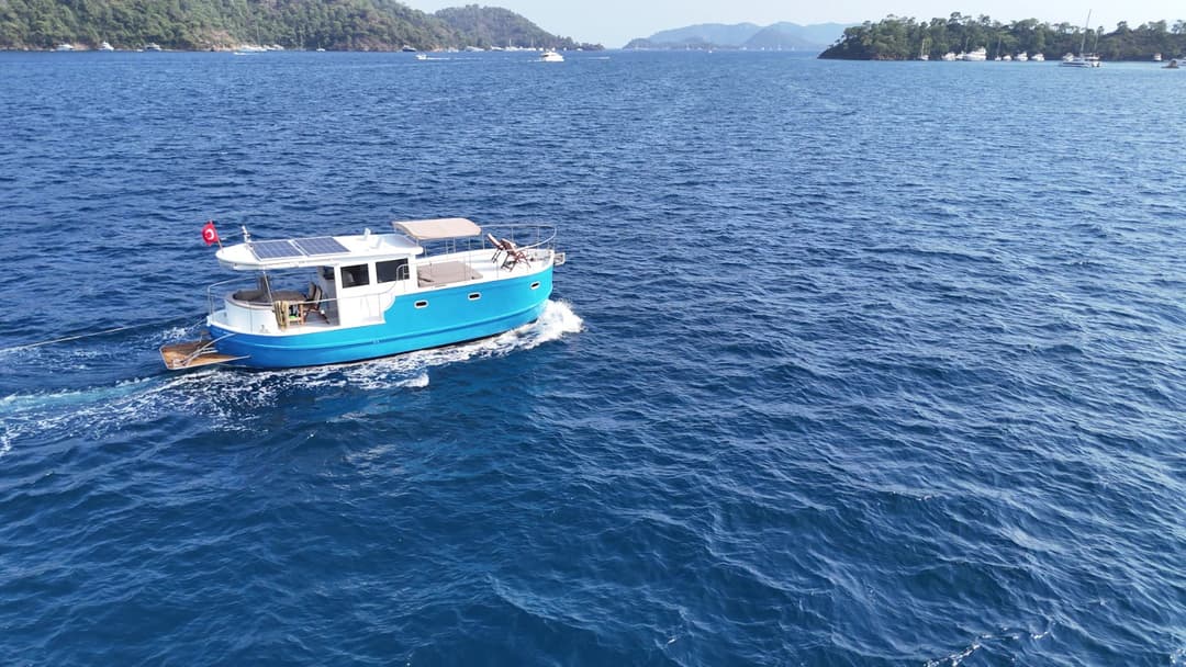 Göcek'te Lüks 12m Motor Yat Kiralama (6 Kişi) | 3 Kabin, Geniş Güverte, Ege'nin Saklı Koyları