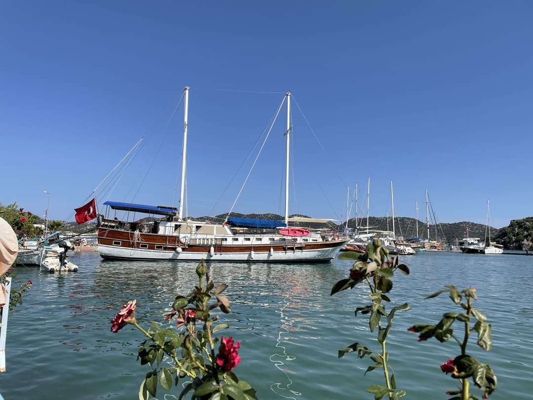 Antalya Merkezde 22 Metre Lüks Yat ile 6 Kabinli 12 Kişilik Özel Gezi ve Mavi Yolculuk Keyfi