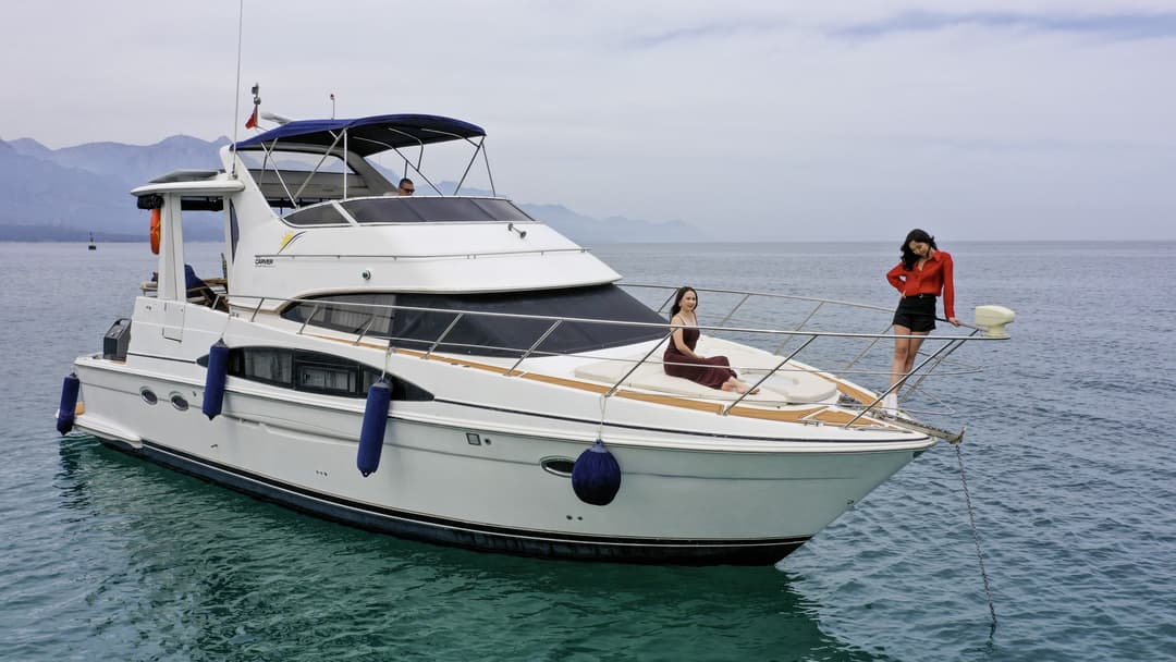 Kemer'in Berrak Sularında 15 Metre Lüks Yat ile Unutulmaz Anılar: 10 Kişilik Deniz Macerası!