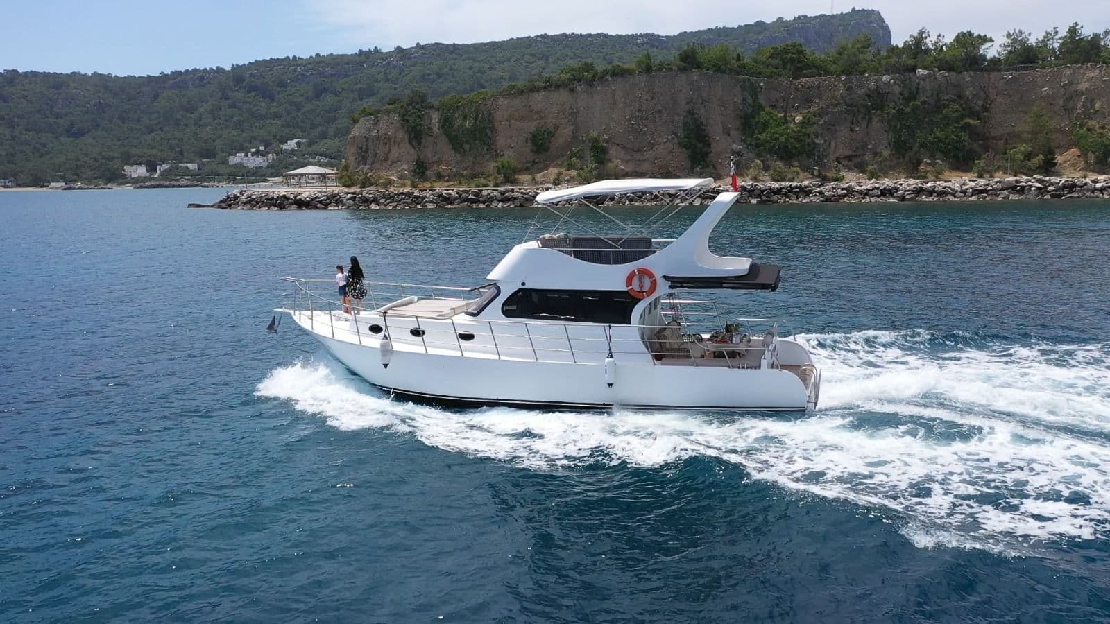 Alanya'da 1 Kabinli, 12 Kişi Kapasiteli 13 Metrelik Lüks Tekne Kiralama - Yatta Evlilik Teklifi